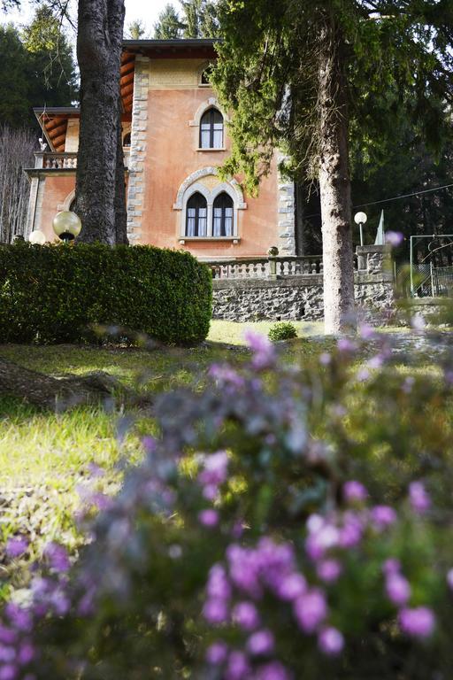 Villa Pinetina B&B Lasnigo Buitenkant foto
