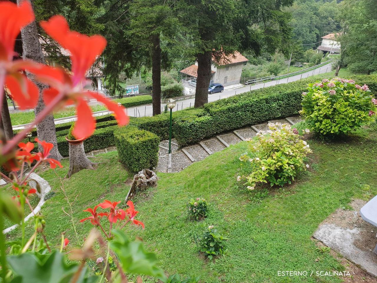 Villa Pinetina B&B Lasnigo Buitenkant foto